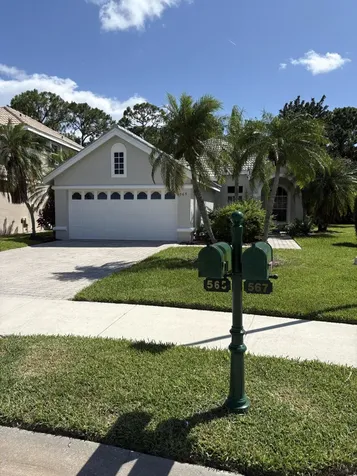 565 SW New Castle Cove Port St Lucie FL 34986