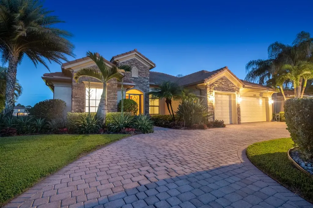 3275 NW Stoney Creek Avenue Jensen Beach FL 34957