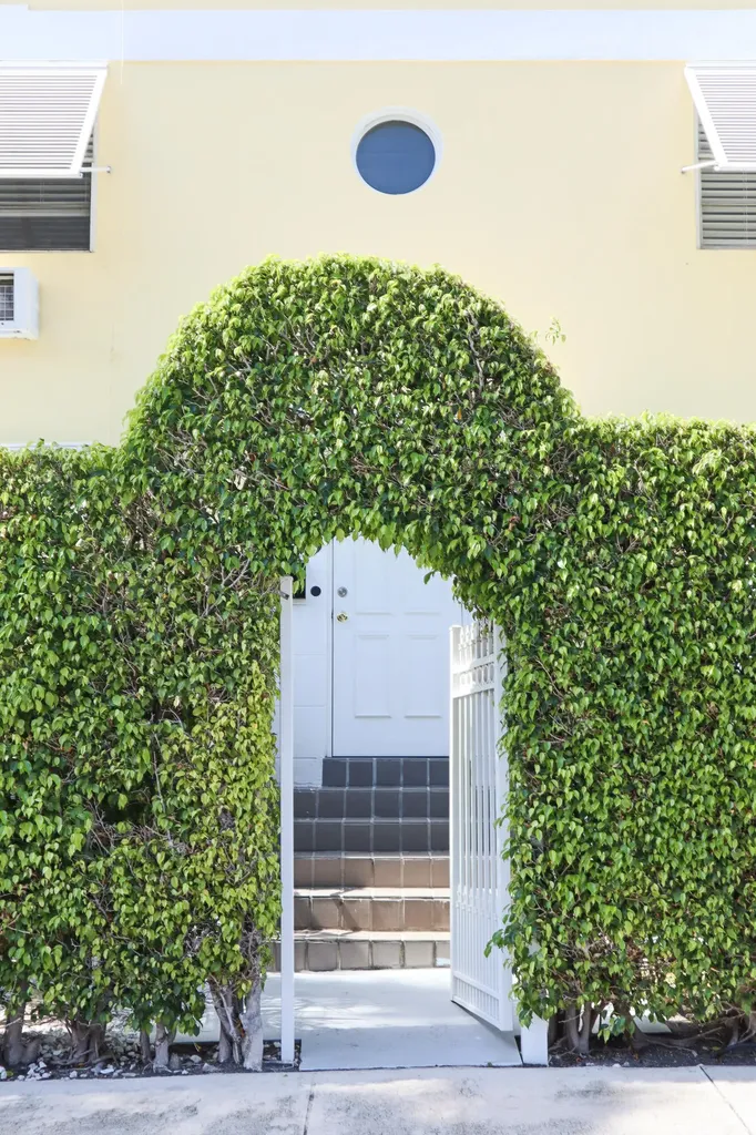 172 N County Road Palm Beach FL 33480