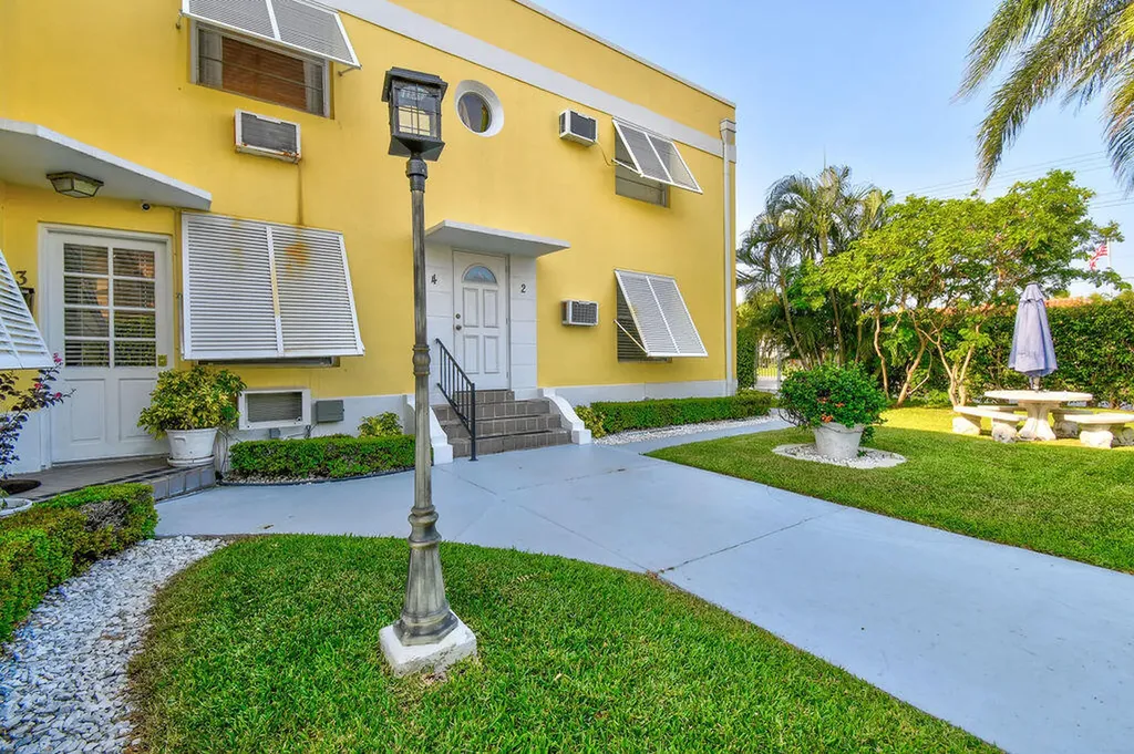 172 N County Road Palm Beach FL 33480