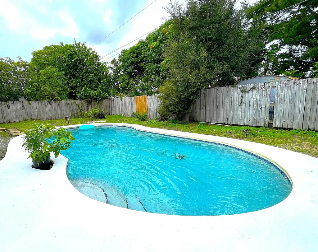 4141 NW 38th Terrace Lauderdale Lakes FL 33309