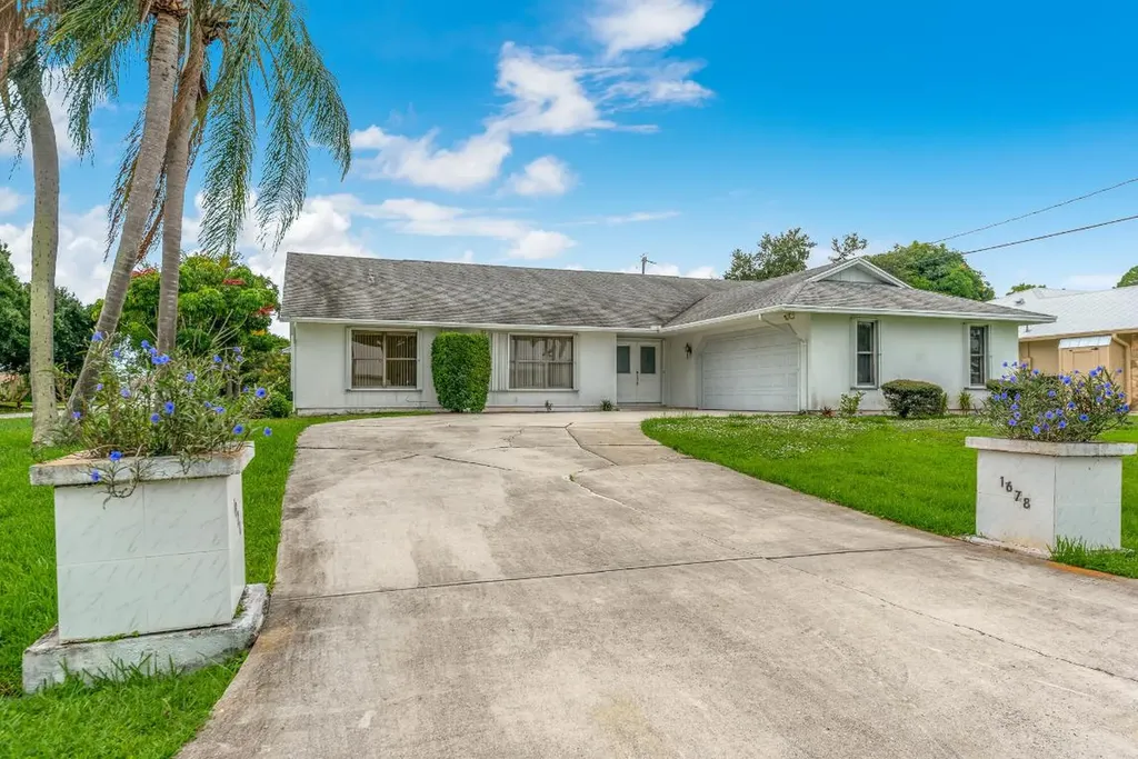 1678 SE Holiday Road Port St Lucie FL 34952