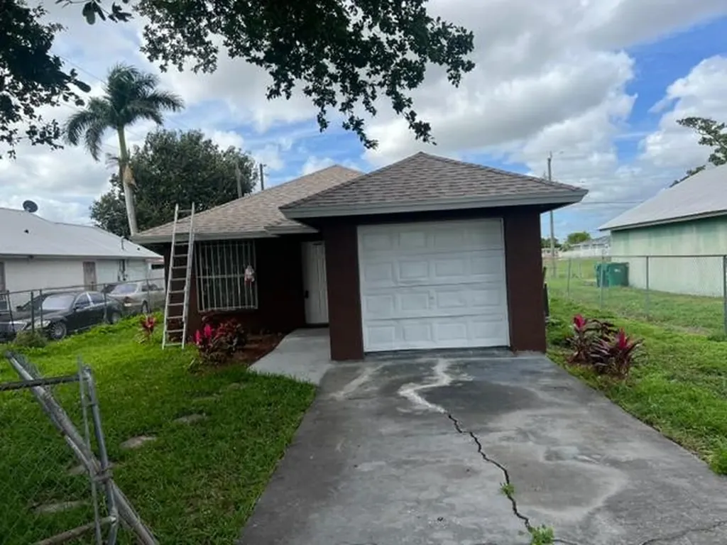 135 NW 9th Avenue South Bay FL 33493