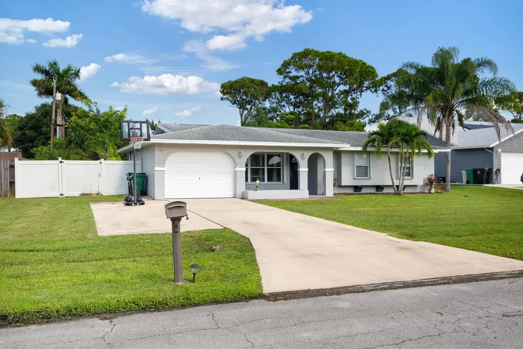 1167 SE Proctor Lane Port St Lucie FL 34983
