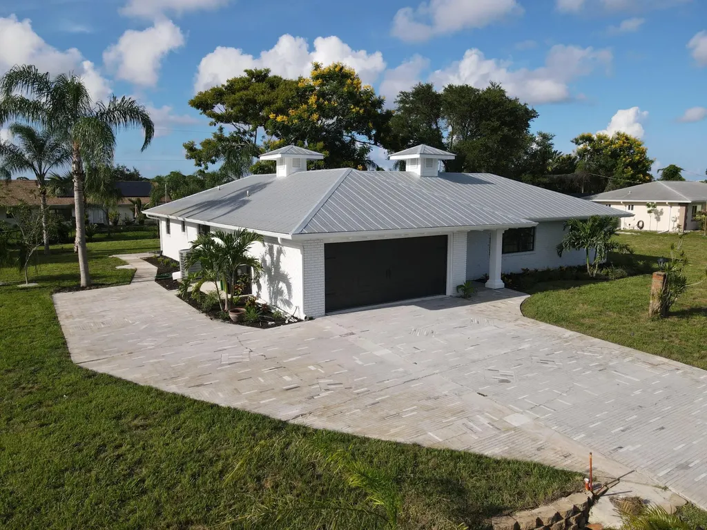733 SE White Avenue Port St Lucie FL 34983