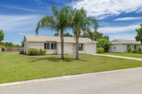 1621 SE Cascella Court Port St Lucie FL 34952
