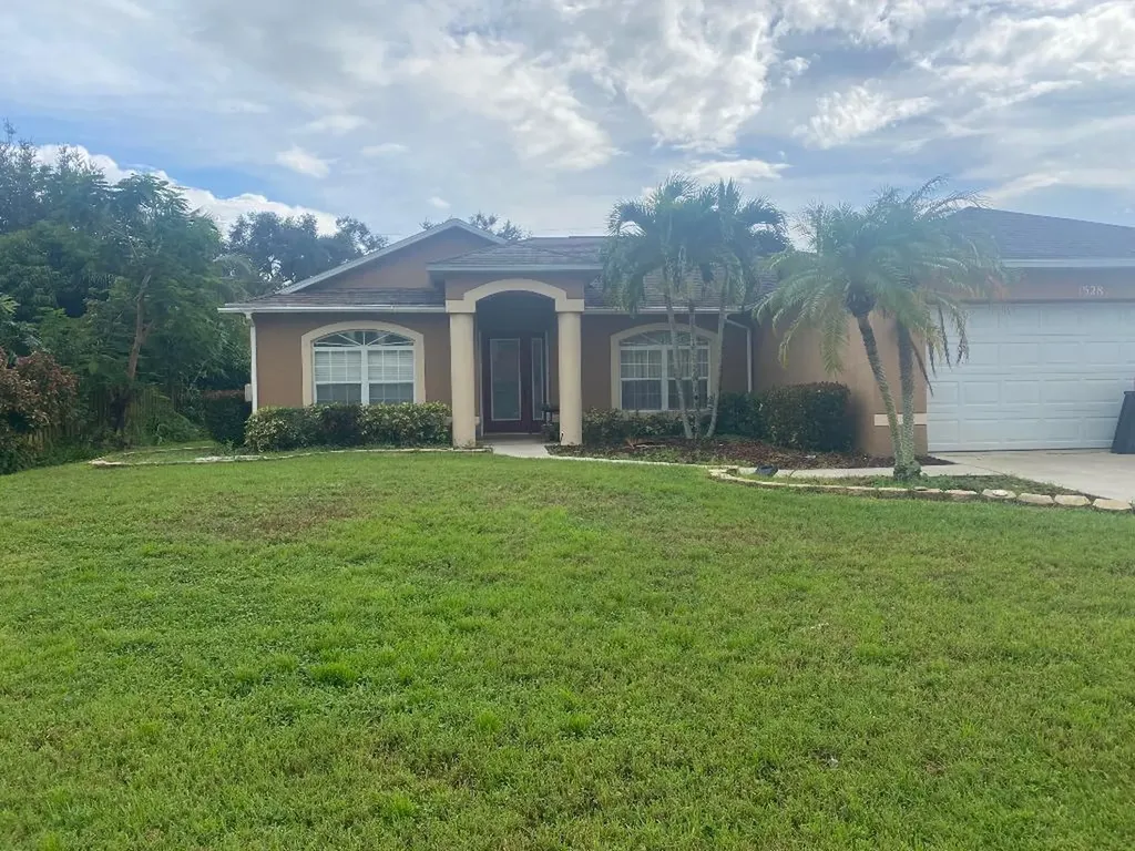 1528 SW Abingdon Avenue Port St Lucie FL 34953
