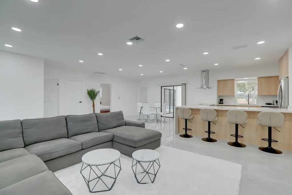 5212 Cleveland Street Hollywood FL 33021