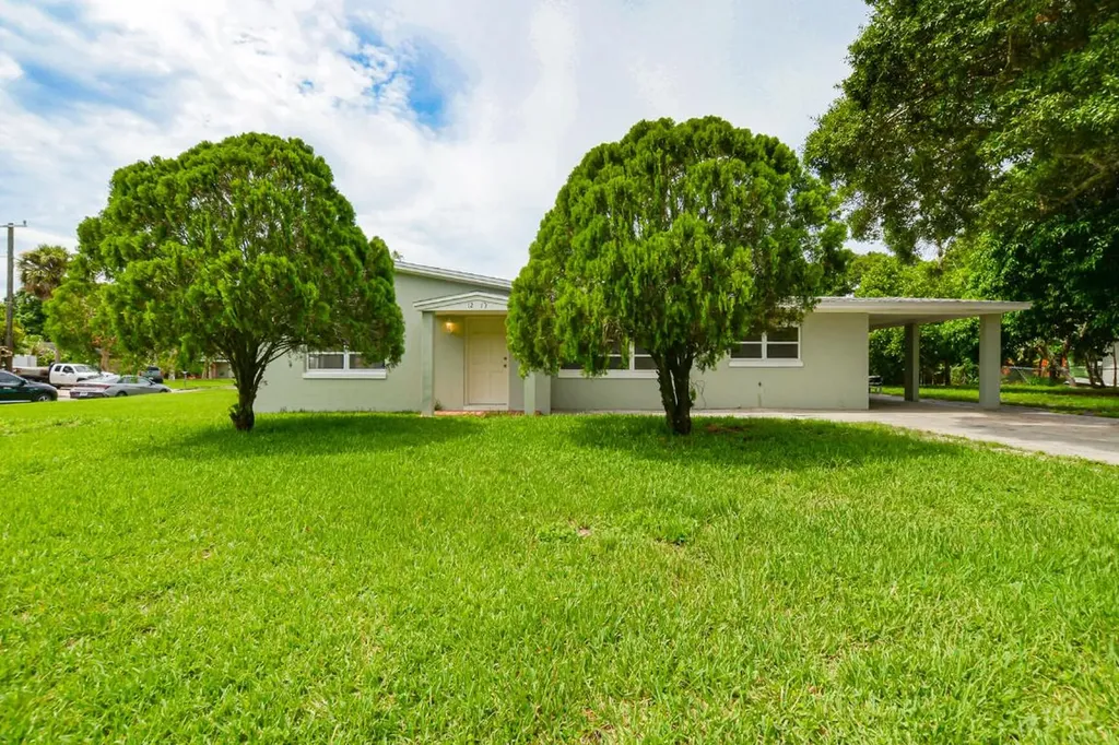 1213 Hibiscus Avenue Fort Pierce FL 34950