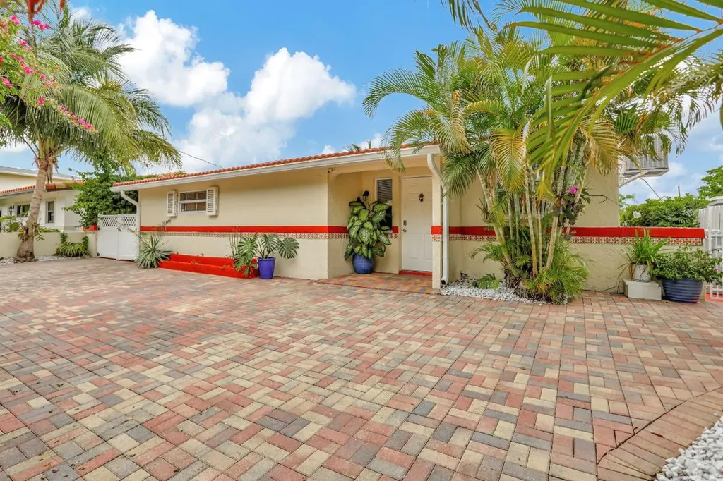 2402 SE 13th Court Pompano Beach FL 33062
