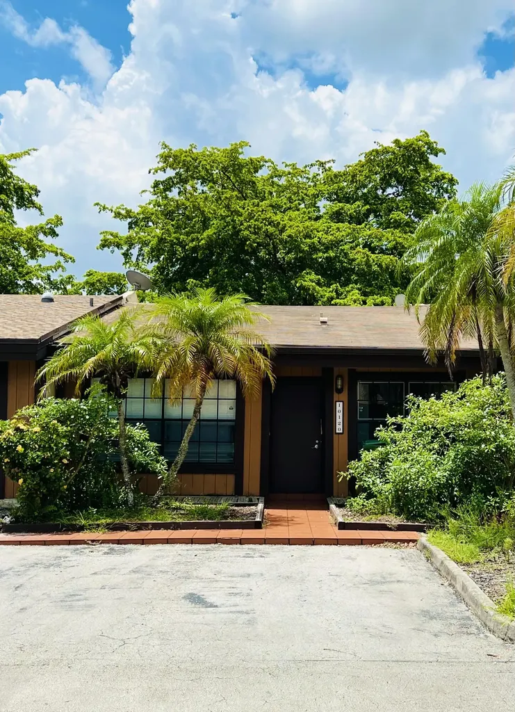 10120 Acorn Lane Pembroke Pines FL 33026