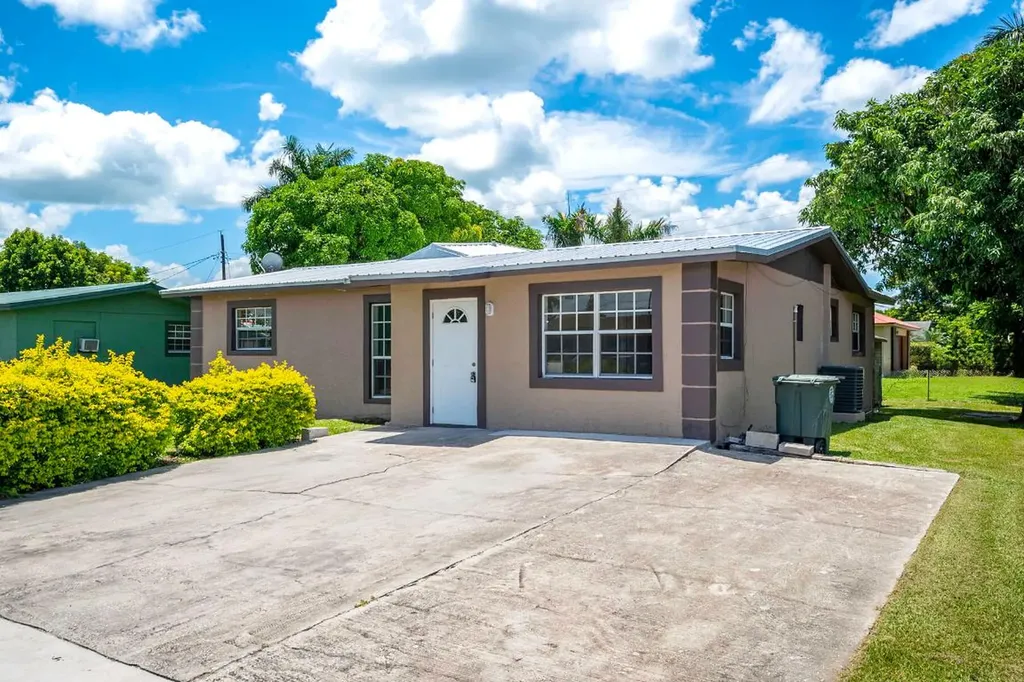 612 SW 11th Street Belle Glade FL 33430