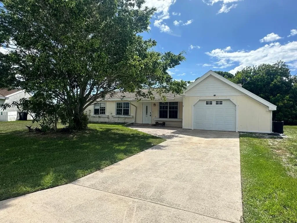 1913 SE Redwing Circle Port St Lucie FL 34952