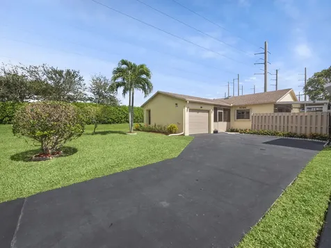 5786 Mirror Lakes Boulevard Boynton Beach FL 33472