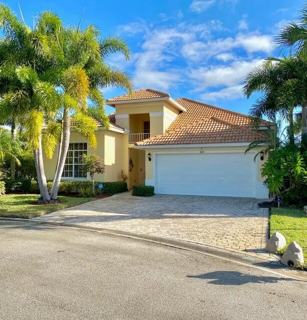 423 NW Stratford Lane Port St Lucie FL 34983