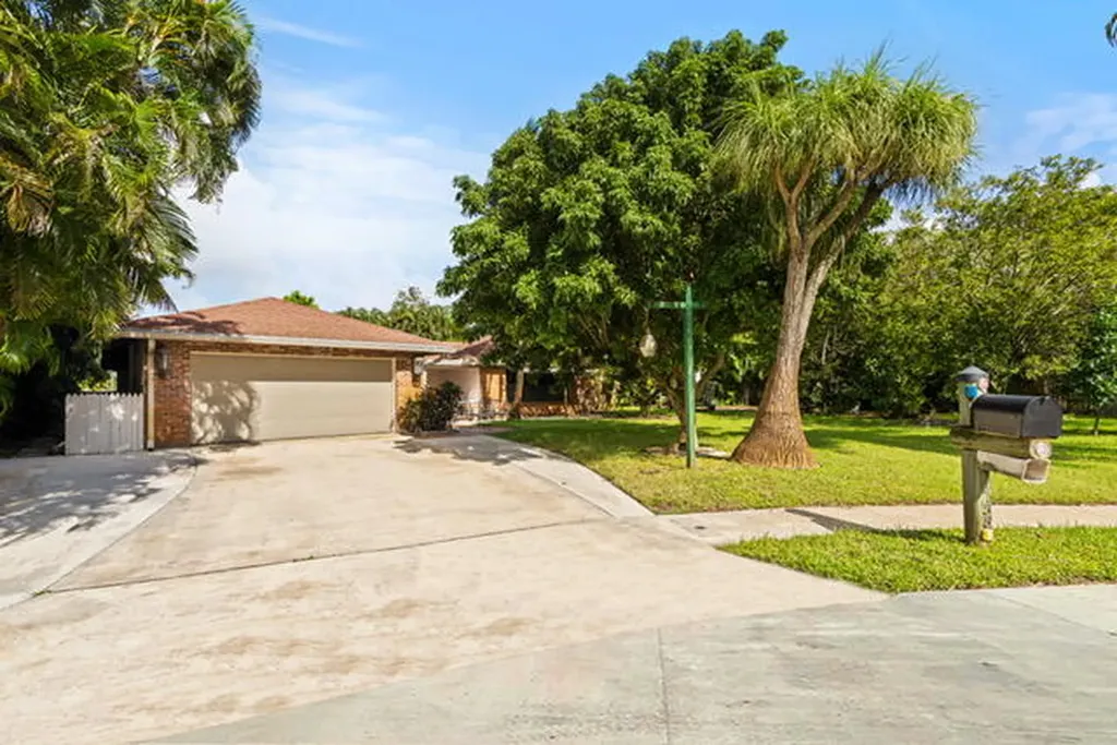 4755 Richmond Mews Haverhill FL 33415