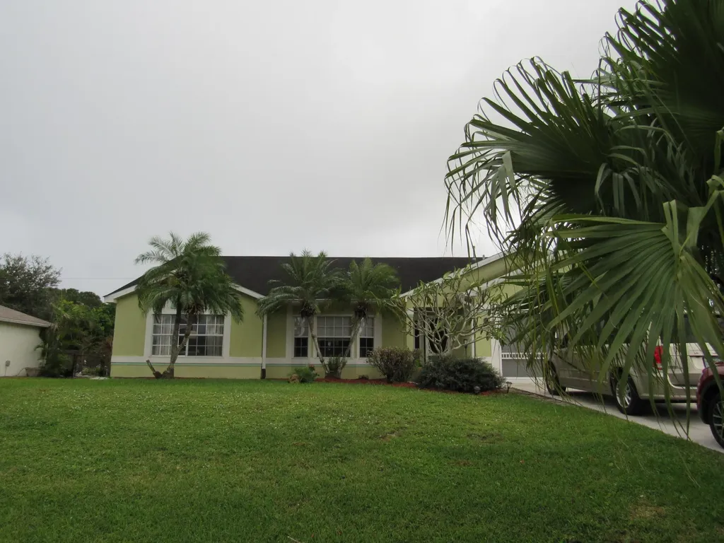 826 SW Jennifer Terrace Port St Lucie FL 34953
