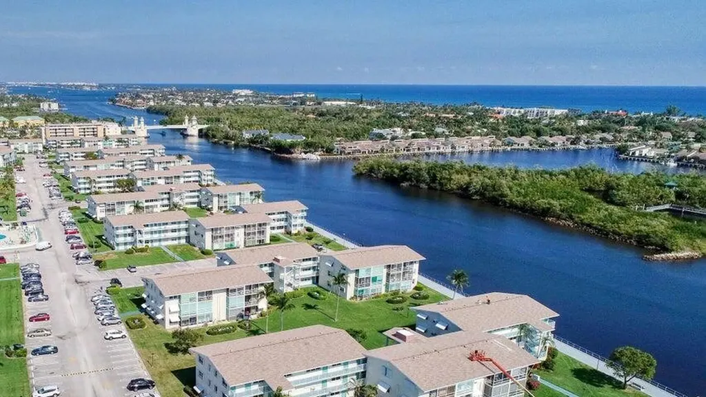 350 Horizons E Boynton Beach FL 33435