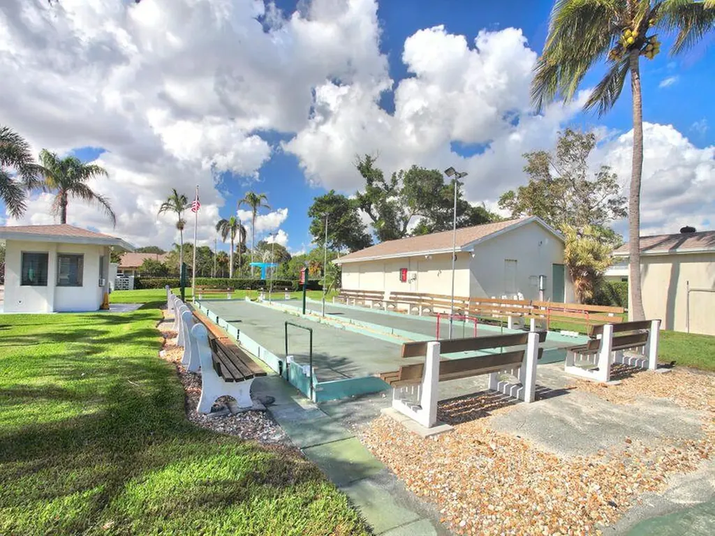 350 Horizons E Boynton Beach FL 33435