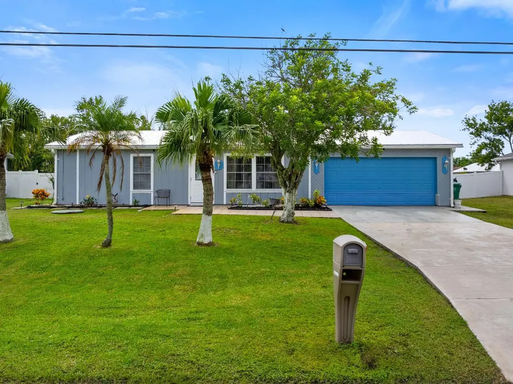 562 SW Violet Avenue Port St Lucie FL 34983