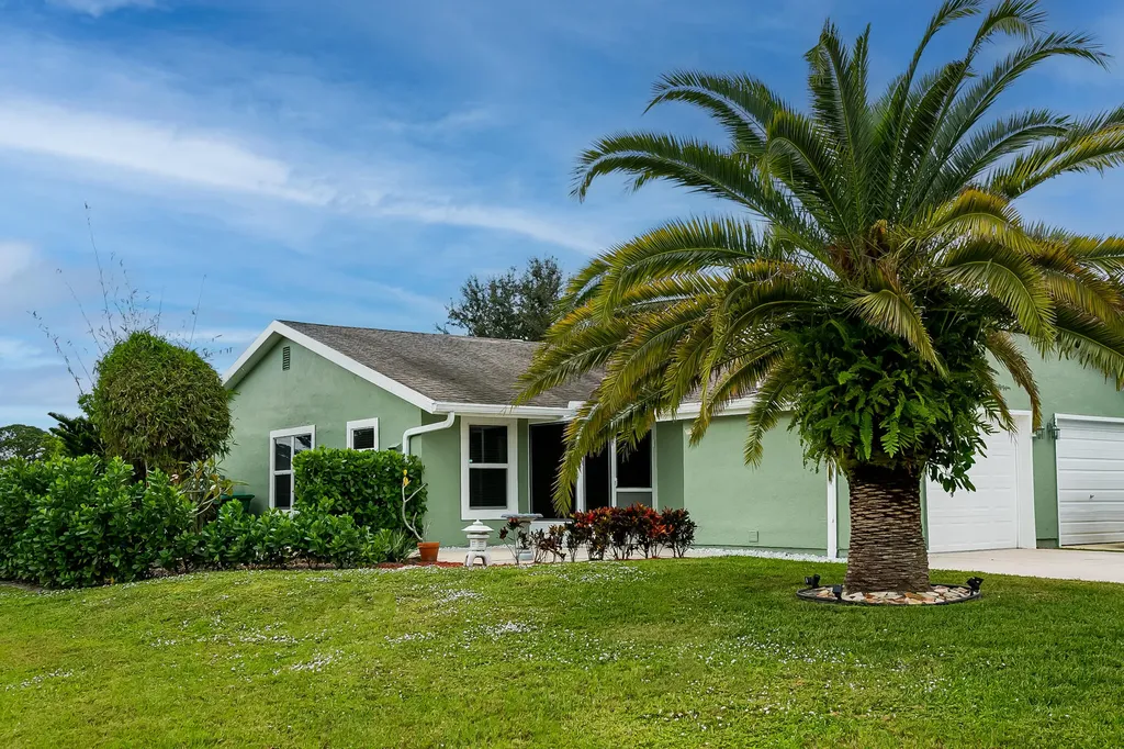 1442 SE Larkwood Circle Port St Lucie FL 34952
