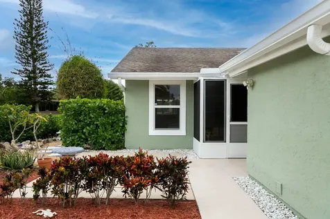 1442 SE Larkwood Circle Port St Lucie FL 34952