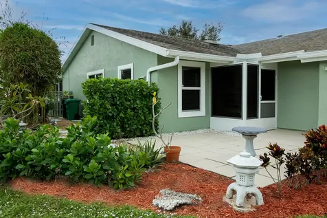 1442 SE Larkwood Circle Port St Lucie FL 34952