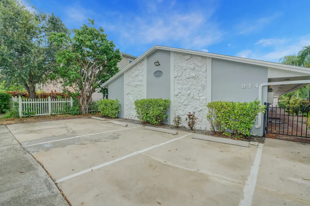 914 N Federal Highway Lake Worth Beach FL 33460