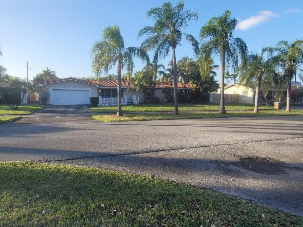 512 N Luna Court Hollywood FL 33021