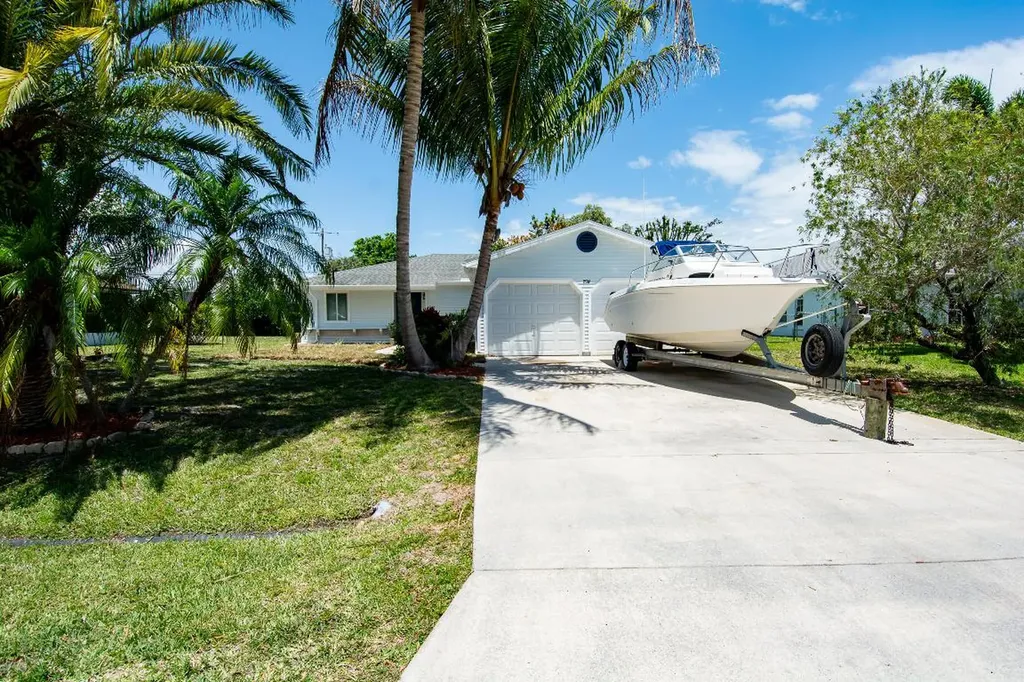 2561 SE Victory Avenue Port St Lucie FL 34952