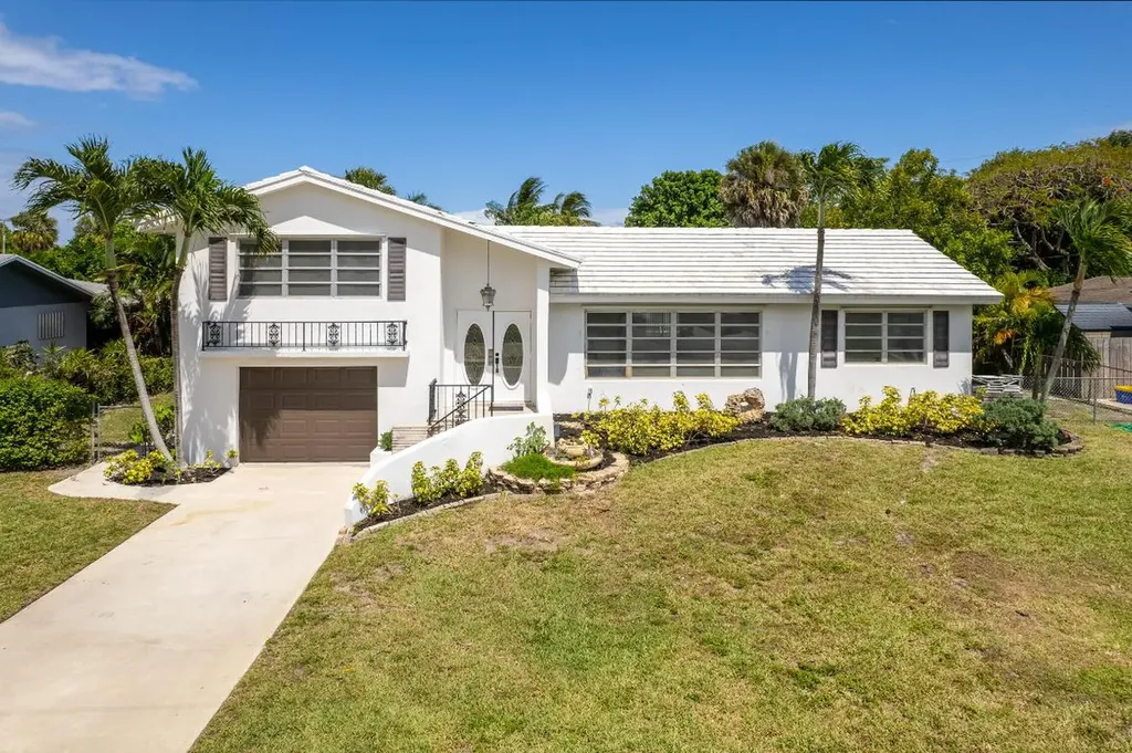 6902 Tradewind Way Lake Worth FL 33462