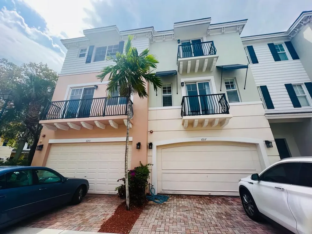 605 NW 38th Circle Boca Raton FL 33431