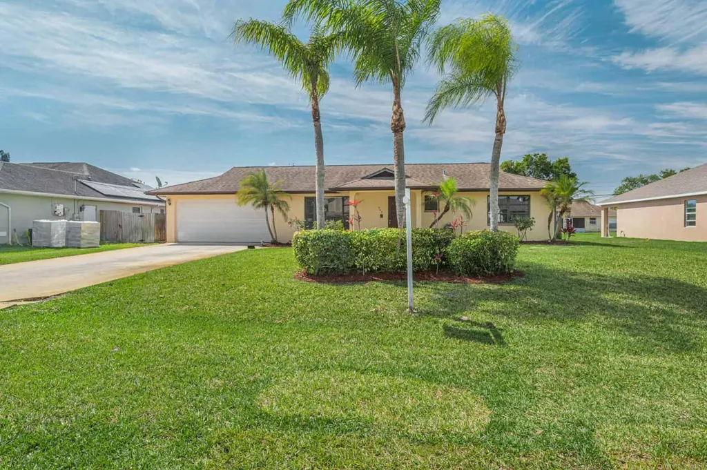 442 SE Fairchild Avenue Port St Lucie FL 34984