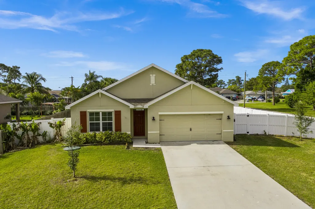 998 SW Worcester Lane Port St Lucie FL 34953
