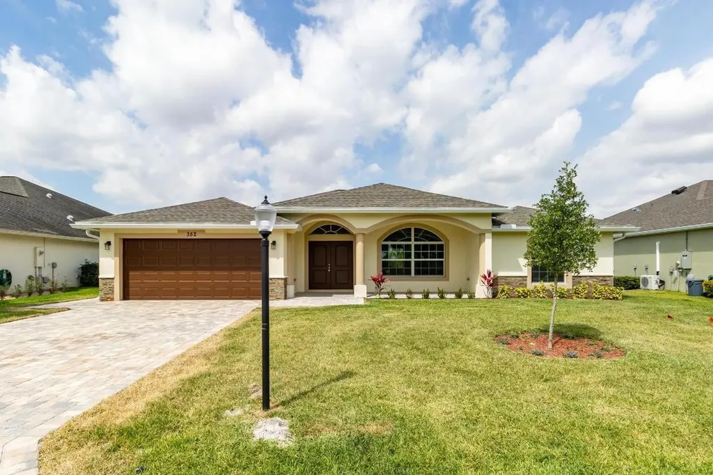 352 SW Vista Lake Drive Port St Lucie FL 34953