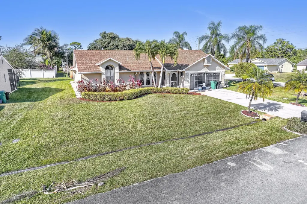 1499 SE Grapeland Avenue Port St Lucie FL 34952