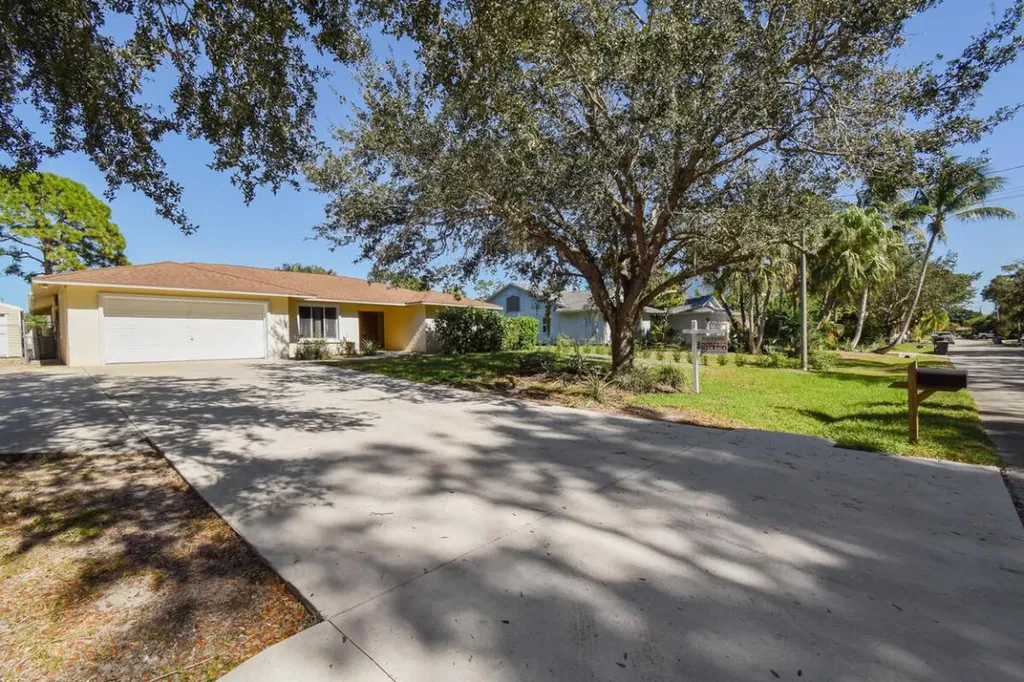 8717 SE Sharon Street Hobe Sound FL 33455