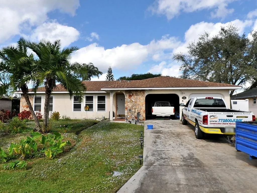 121 NE Dominican Terrace Port St Lucie FL 34983