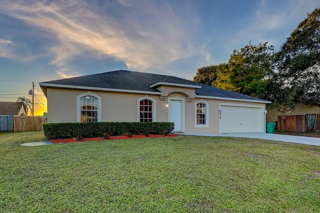2014 SW Hampshire Lane Port St Lucie FL 34953