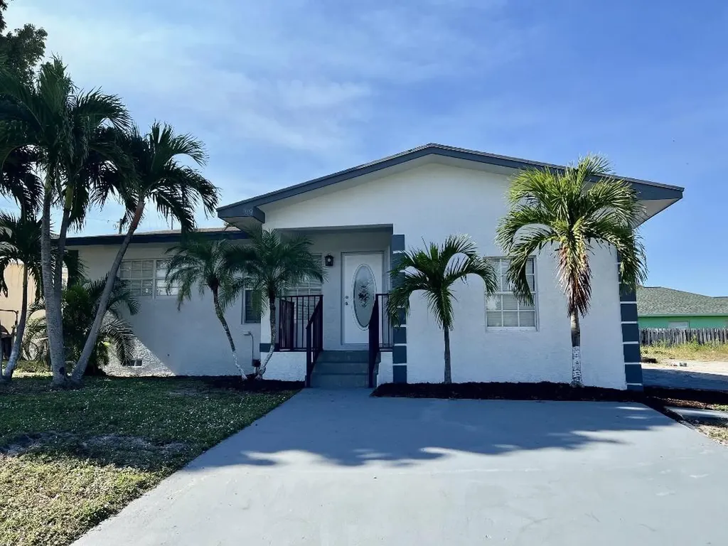 909 Avenue I Riviera Beach FL 33404