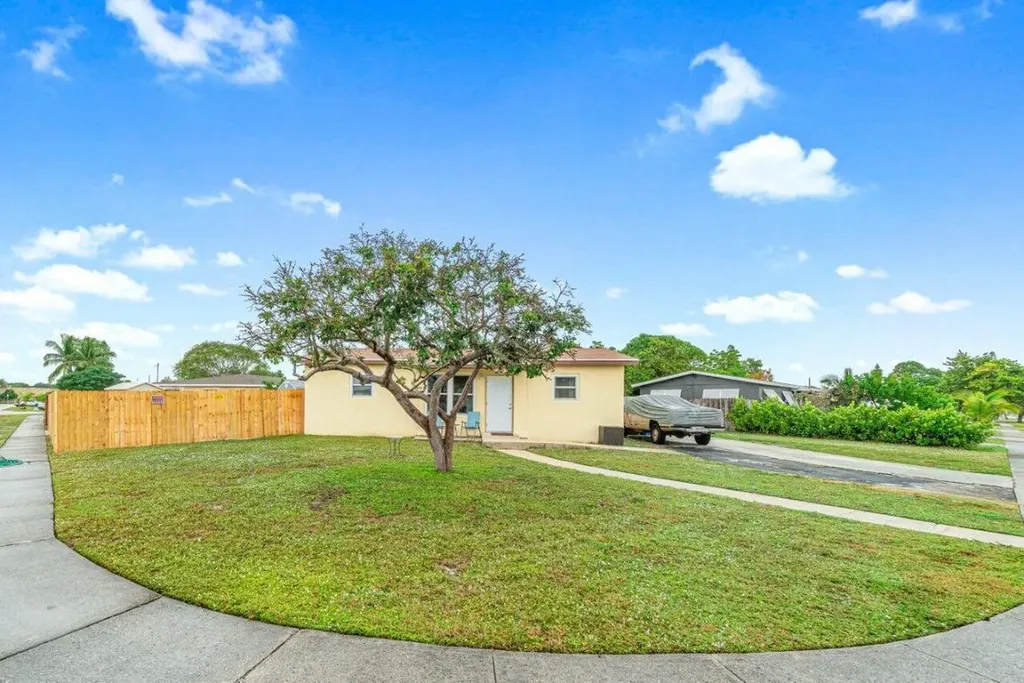 1123 S 14th Street Lantana FL 33462