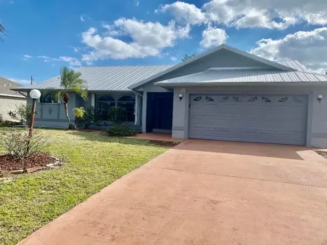472 SE Wallace Terrace Port St Lucie FL 34983
