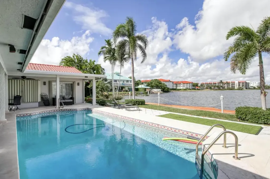 125 Park Lane E Hypoluxo FL 33462