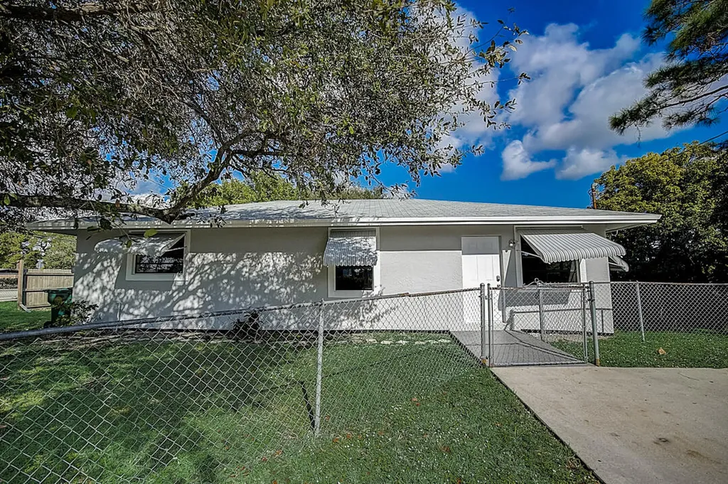 2099 NW 27th Street Oakland Park FL 33311