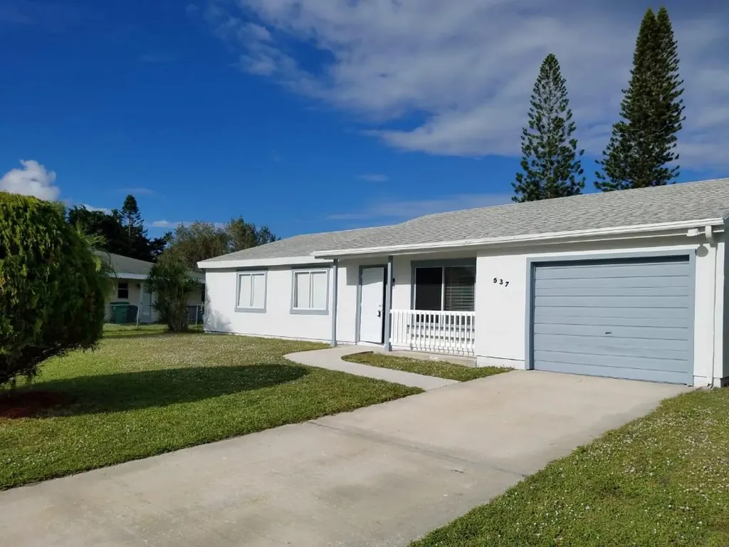 537 SW Bridgeport Drive Port St Lucie FL 34953