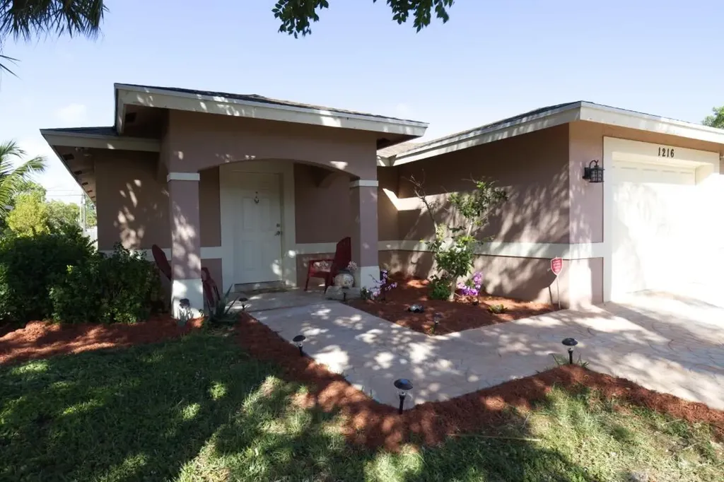 1216 17th Avenue N Lake Worth Beach FL 33460