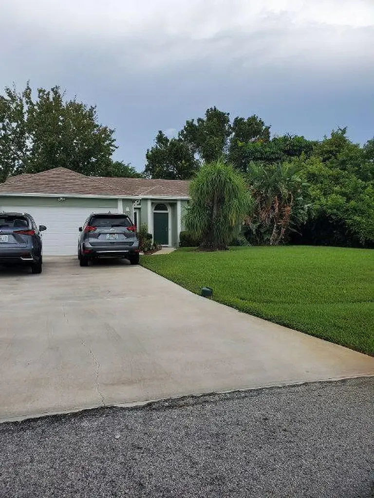 1461 SE Grapeland Avenue Port St Lucie FL 34952