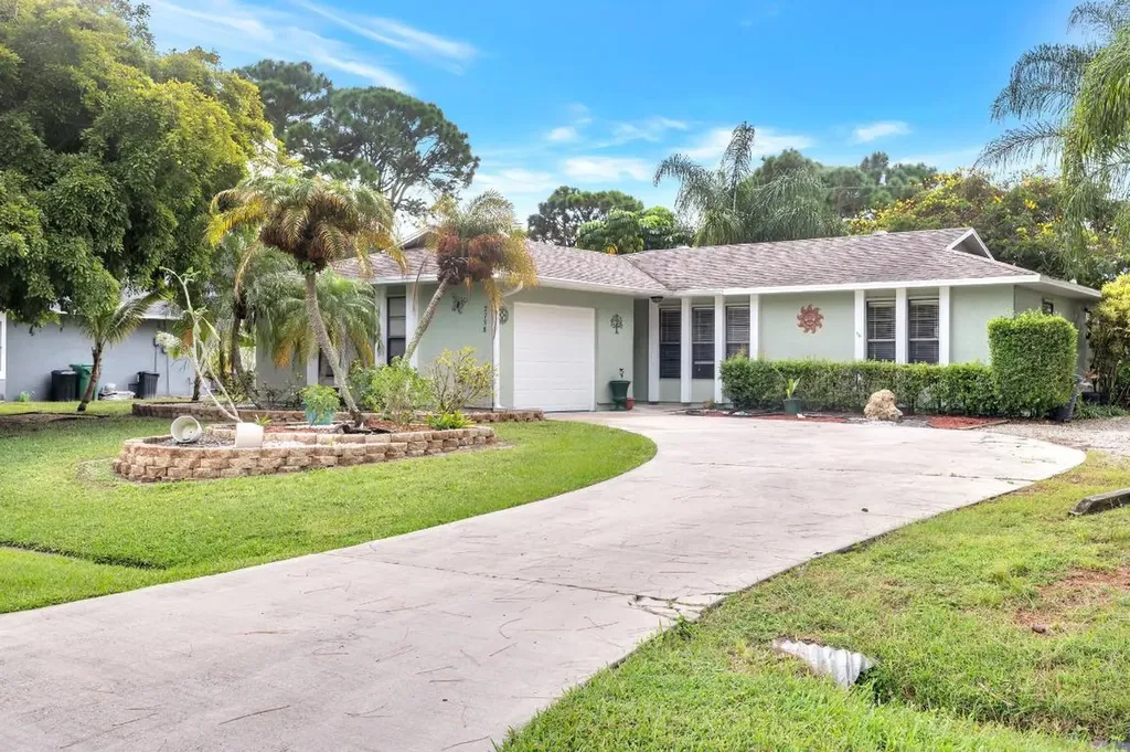 2738 SE Helms Avenue Port St Lucie FL 34952