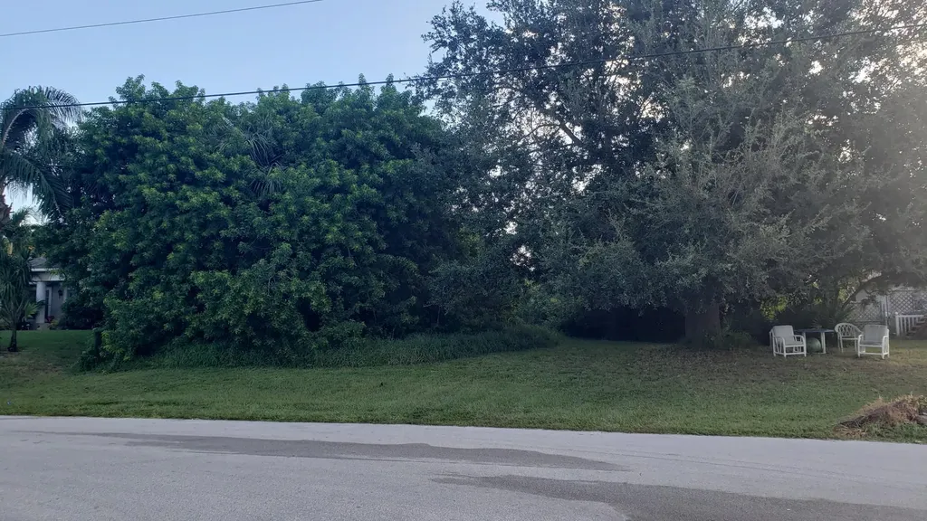 2537 SW Chestnut Lane Port St Lucie FL 34953