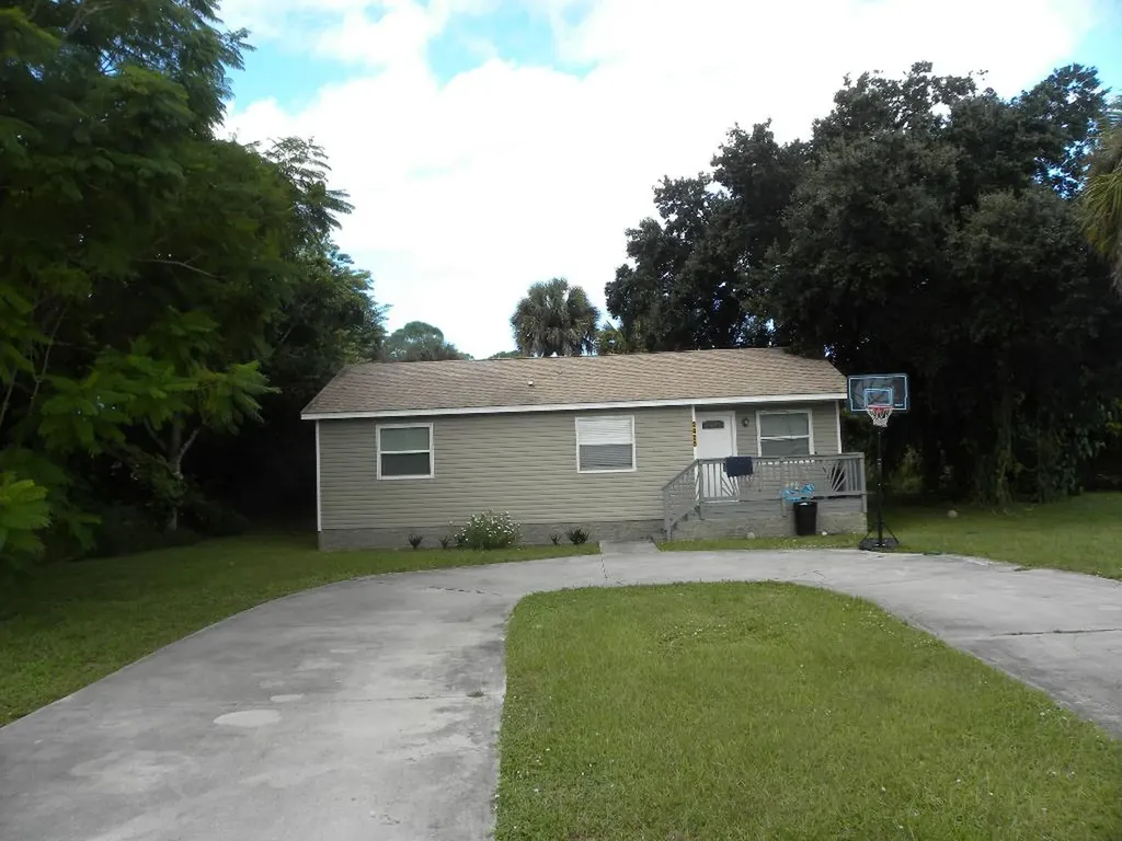 2405 N 44th Street Fort Pierce FL 34946